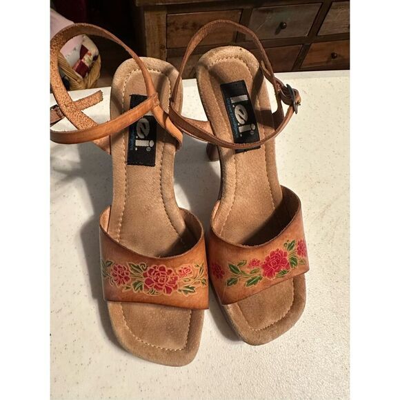 L.e.i Vintage Women's Brown Floral Embossed Leather Heeled Sandals Size 7 - Picture 1 of 11